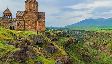 Памятник Армянскому Алфавиту - Монастырь Сагмосаванк - Ущелье реки Касах - Крепость Амберд - Винный замок Воскеваз